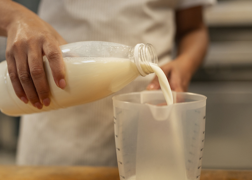 lait-versé-dans-verre-mesureur